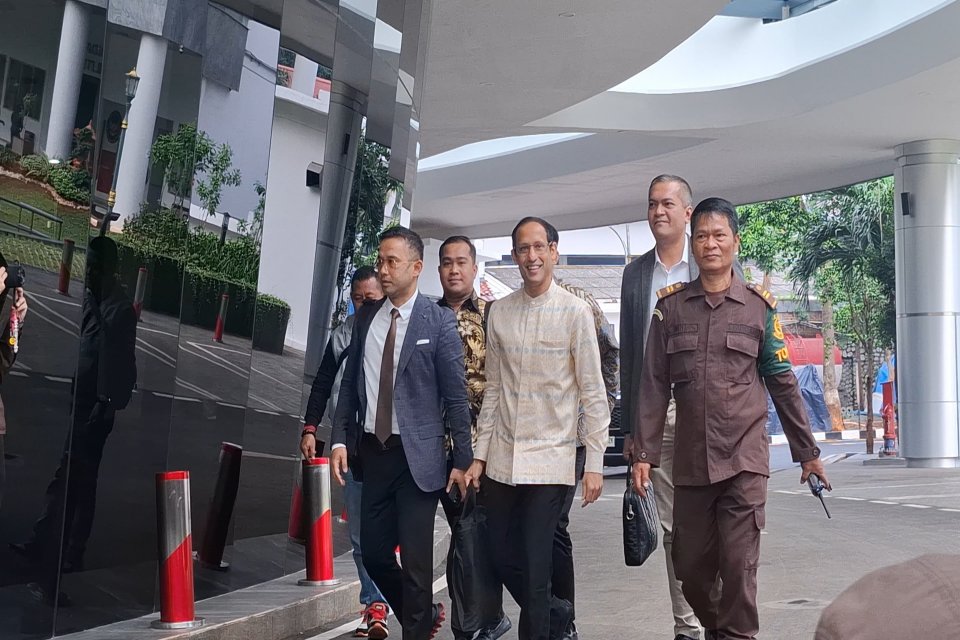 Mantan Menteri Pendidikan, Kebudayaan, Riset dan Teknologi Nadiem Makarim memenuhi panggilan penyidik Kejaksaan Agung (Kejagung) pada Senin (23/6) pagi.