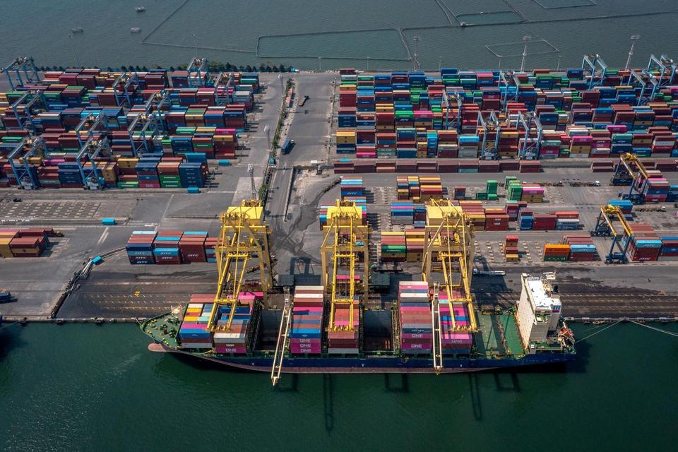 Foto udara petugas memuat sejumlah kontainer berisi berbagai jenis komoditas ekspor menggunakan Rubber Tired Gantry Crane ke atas Kapal Kargo Sevillia berbendera Portugal di Terminal Petikemas Tanjung Emas Semarang, Jawa Tengah, Selasa (24/6/2025).