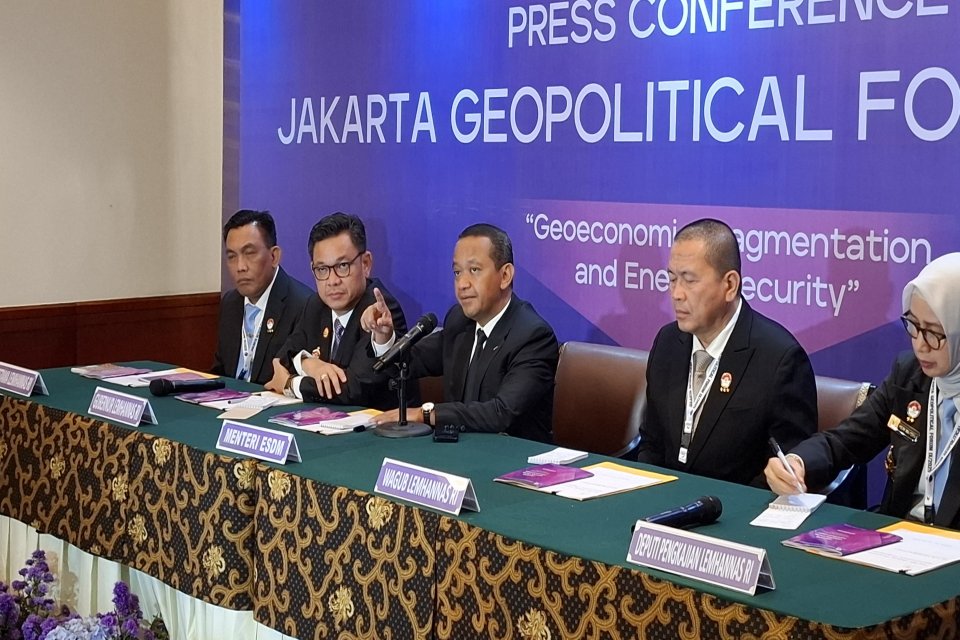 Menter Energi dan Sumber Daya Mineral, Bahlil Lahadalia, memberikan keterangan dalam konferensi pers di Jakarta, Selasa (24/6).