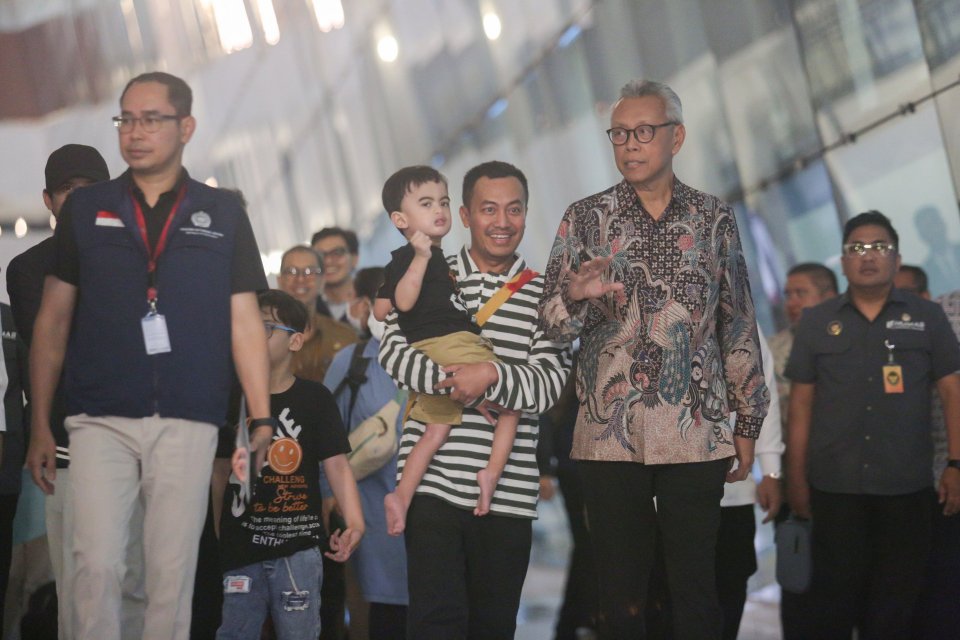 Direktur Jenderal Protokol dan Konsuler Kementerian Luar Negeri, Andy Rachmianto (kedua kanan) berjalan bersama warga negara Indonesia (WNI) asal Iran saat tiba di Bandara Soekarno Hatta, Tangerang, Banten, Selasa (24/6/2025). Kementerian Luar Negeri meng