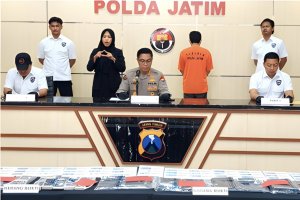 Polisi saat merilis pengungkapan sindikat manipulasi data pribadi di Mapolda Jatim, Surabaya, Senin (23/6/2025)