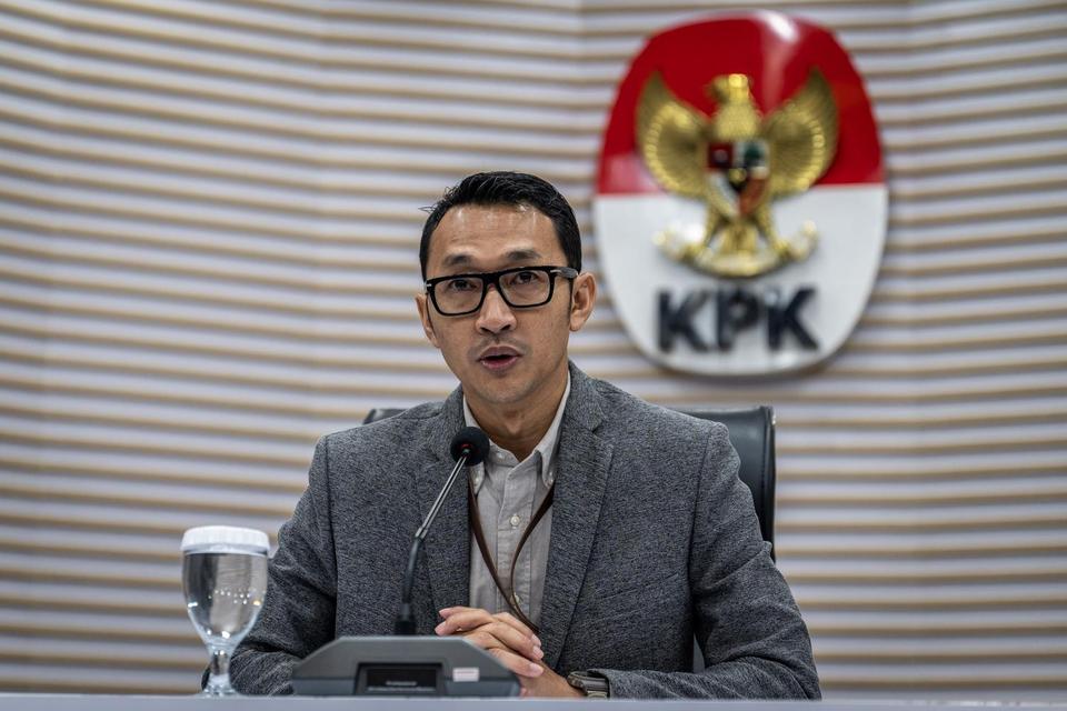 kpk, mpr, gratifikasi