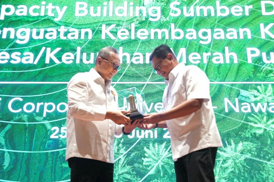 Menko Pangan sekaligus Ketua Satgas KDKMP Zulkifli Hasan (kiri) menyerahkan cenderamata kepada Direktur Utama Bank Mandiri, Darmawan Junaidi (kanan), pada pembukaan Pelatihan Capacity Building SDM dan Penguatan Kelembagaan Koperasi Desa/Kelurahan Merah Pu