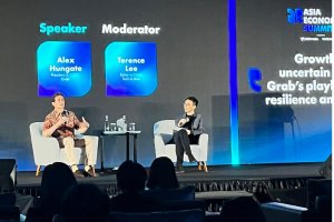 Presiden sekaligus COO Grab Alex Hungate (kiri) dalam acara Tech In Asia: Asia Economic Summit 2025 pada sesi bertajuk ‘Growth in uncertain times: Gr