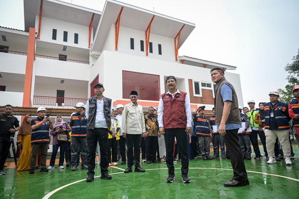Menteri Sosial Saifullah Yusuf (kedua kanan), Sekretaris Kabinet Teddy Indra Wijaya (kanan), Menteri Pekerjaan Umum Dody Hanggodo (ketiga kanan), dan Wamensos Agus Jabo (keempat kanan) berbincang saat kunjungan ke Sekolah Rakyat di Sentra Handayani, Jakar