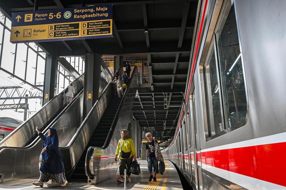 Calon penumpang berjalan menuju kereta rel listrik (KRL) di Stasiun Tanah Abang, Jakarta Pusat, Senin (30/6/2025). Direktorat Jenderal Perkeretaapian Kementerian Perhubungan telah merampungkan revitalisasi Stasiun Tanah Abang dengan angaran Rp338 miliar y