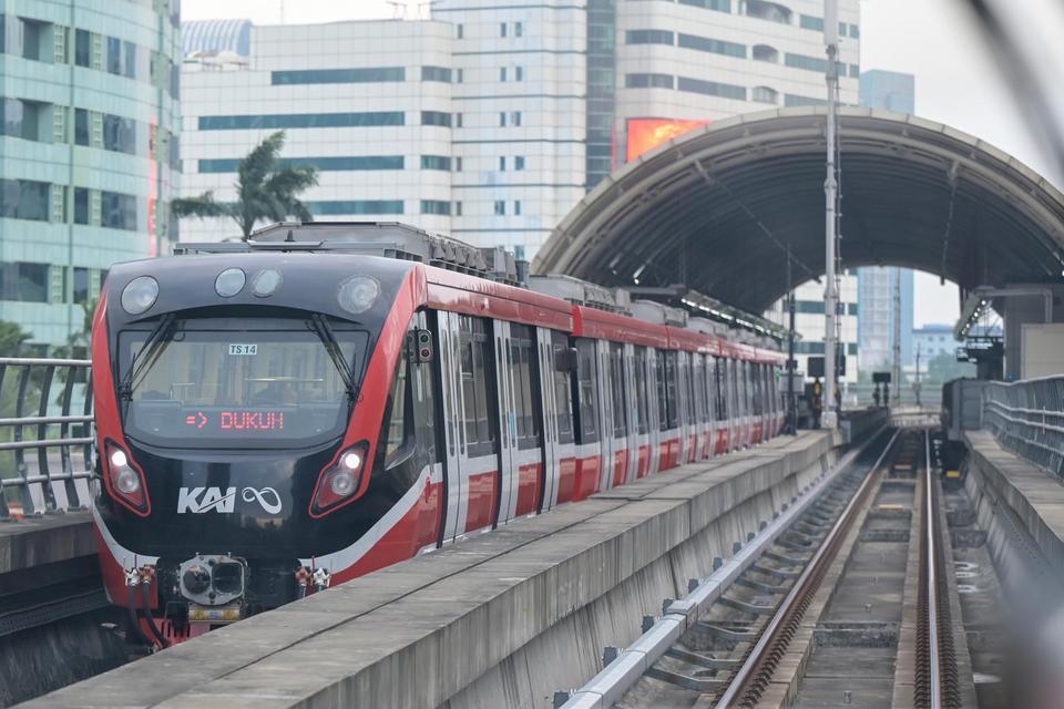 Kereta Lintas Raya Terpadu (LRT) Jabodebek melintas di kawasan Gatot Subroto, Jakarta, Senin (30/6/2025). PT Kereta Api Indonesia (Persero) akan menambah jumlah perjalanan dan operasional rangkaian LRT Jabodebek menjadi 24 rangkaian sekaligus meningkatkan