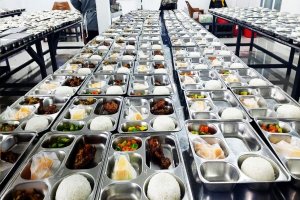 Ratusan porsi makanan bergizi disiapkan setiap hari oleh katering RKP, UMKM binaan BRI, untuk program Makan Bergizi Gratis (MBG).