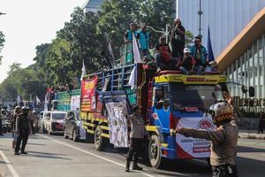 Aksi damai soal zero over dimensi over loading