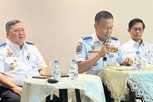 Dirjen Hubdat Kemenhub Aan Suhanan (tengah)