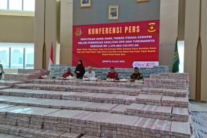 Kejaksaan Agung menunjukkan uang tunai sitaan dalam kasus CPO di Gedung Kejagung, Rabu (2/7). Foto: Ade Rosman/Katadata