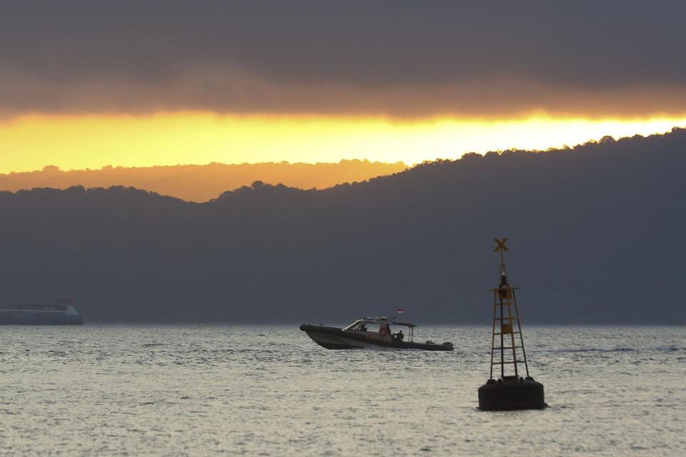 Kapal Patroli TNI AL melakukan pencarian korban tenggelamnya KMP Tunu Pratama Jaya di Selat Bali, Banyuwangi, Jawa Timur, Kamis (3/7/2025). Sejumlah Tim SAR yang terdiri dari Basarnas, TNI, Polri, KSOP hingga nelayan sekitar melakukan pencarian KMP Tunu P