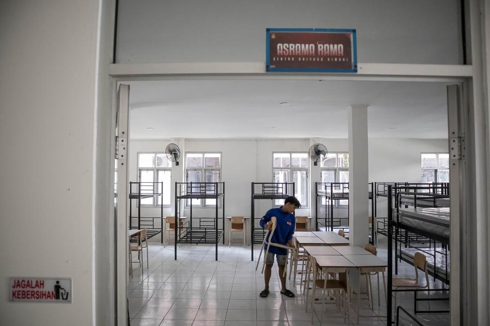 Pekerja menata kursi di asrama siswa Sekolah Rakyat di kompleks Sentra Abiyoso Cimahi, Jawa Barat, Kamis (3/7/2025).