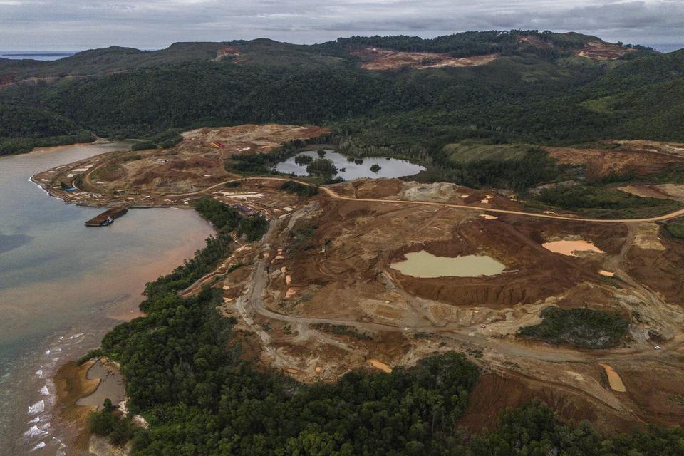 Foto udara kondisi pertambangan ore nikel di salah satu perusahaan tambang di Pulau Gebe, Kabupaten Halmahera Tengah, Maluku Utara, Kamis (3/7/2025). Pemerintah Indonesia saat ini terus mendorong hilirisasi nikel sebagai strategi utama dalam memperkuat da