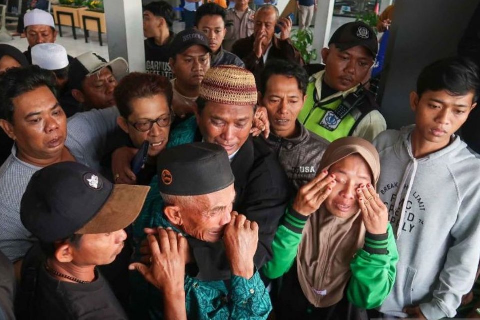 Keluarga korban menanti kabar pencarian korban KMP Tunu Pratama Jaya yang tenggelam di Selat Bali di Posko pengaduan Pelabuhan Ketapang, Banyuwangi, Jawa Timur, Kamis (3/7/2025). ANTARA FOTO/Budi Candra Setya/YU