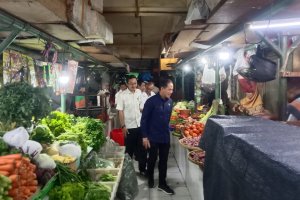 Menteri LH Hanif Faisol Nurofiq meninjau Pasar Jaya Teluk Gong