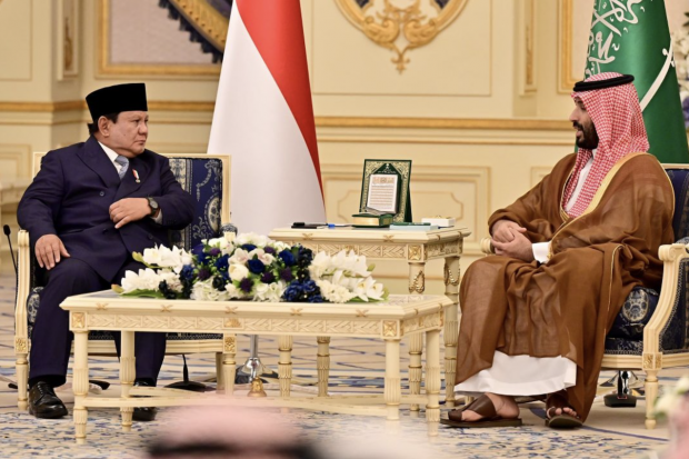Presiden Prabowo Subianto saat melakukan pertemuan bilateral tingkat tinggi dengan Putra Mahkota Arab Saudi Mohammed bin Salman Al Saud pada kunjungan kenegaraan ke Arab Saudi di Istana Al-Salam, Jeddah, Rabu, 2 Juli 2025.