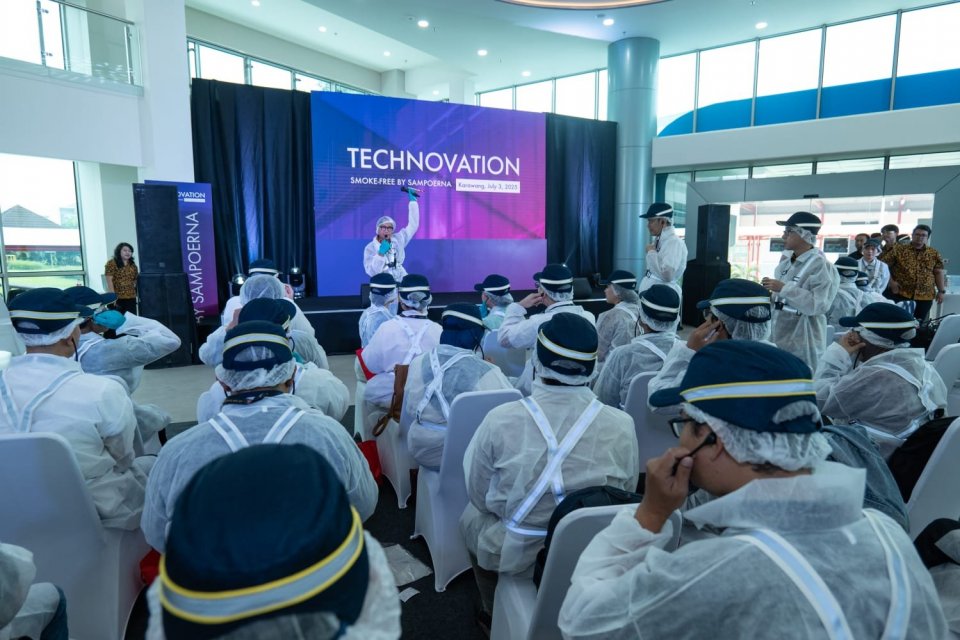 Belasan jurnalis nasional dan asing mendengarkan pemaparan saat mengunjungi pabrik produk tanpa asap PT HM Sampoerna, di Karawang, Jawa Barat, Kamis (3/7).