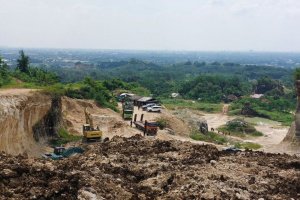 Tambang kapur ilegal Gunung Karang