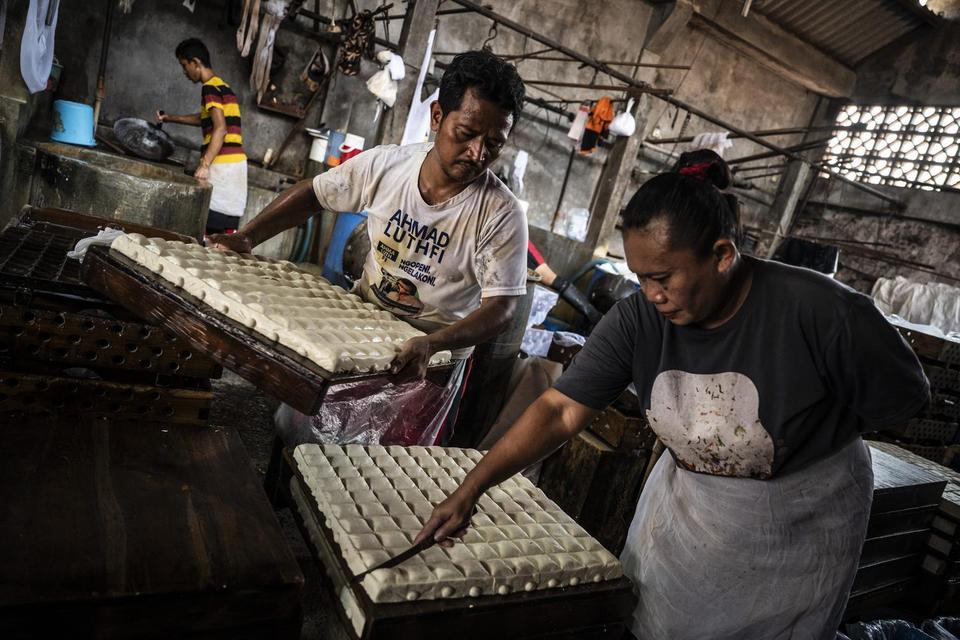 Pekerja mengolah tahu berbahan kedelai impor di Sentra Industri Tahu LS, Candisari, Semarang, Jawa Tengah, Sabtu (5/7/2025). Kementerian Koordinator Bidang Perekonomian melaporkan penyaluran Kredit Usaha Rakyat (KUR) hingga Juni 2025 telah mencapai Rp131,