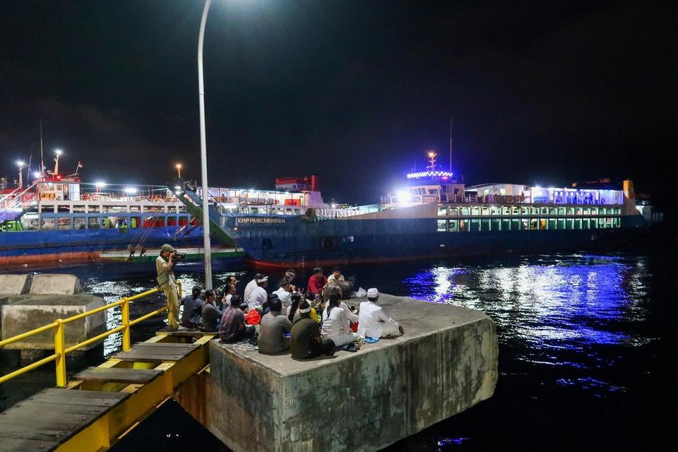 Kerabat korban tenggelamnya KMP Tunu Pratama Jaya sembahyang di Dermaga Pelabuhan Ketapang, Banyuwangi, Jawa Timur, Sabtu (5/7/2025). Sembahyang tersebut untuk mendoakan agar para korban segera diketemukan.