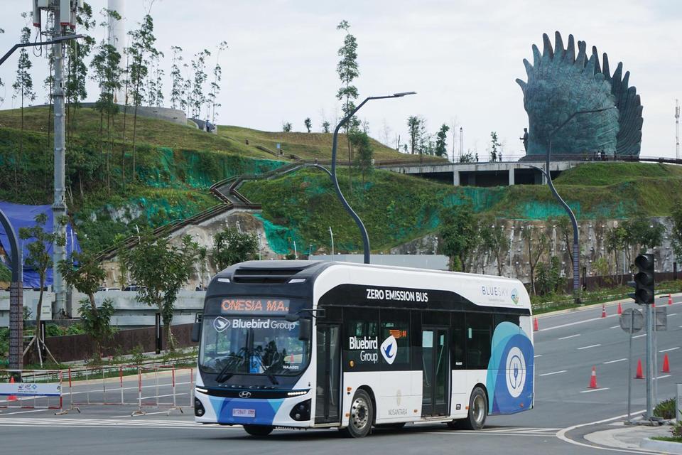 Bus listrik layanan antar jemput melintasi Kawasan Inti Pusat Pemerintahan (KIPP) di Ibu Kota Nusantara (IKN), Penajam Paser Utara, Kalimantan Timur, Sabtu (5/7/2025). Otorita Ibu Kota Nusantara (OIKN) menyebut bahwa pihaknya membangun sebanyak tujuh pake