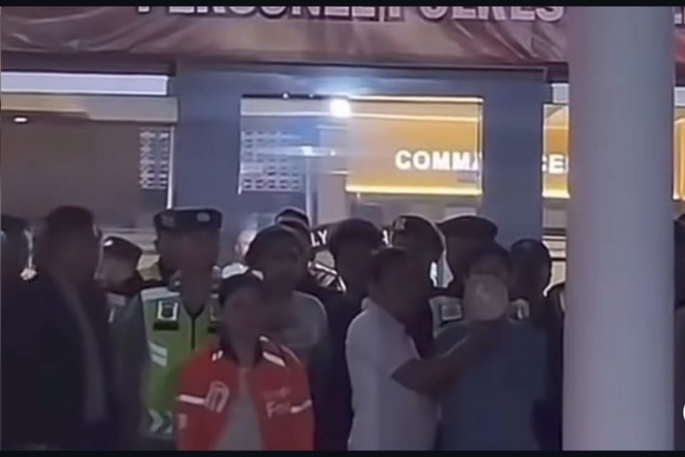 Konsumen T (kanan berbaju biru) meminta maaf di depan massa Driver ShopeeFood dengn menggunakan pengeras suara di Markas Polresta Sleman, Sabtu (5/7)