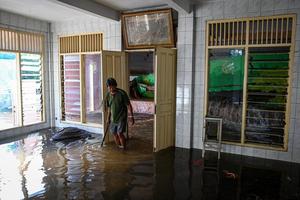 Tembok musala jebol disebabkan luapan kali di Pasar Minggu Jakarta