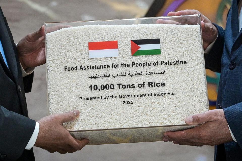 Menteri Pertanian RI Andi Amran Sulaiman (kiri) secara simbolik memberikan bantuan beras ke Menteri Pertanian Palestina Rezq Basheer-Salimia (kanan) usai penandatanganan naskah kerja sama antara Indonesia dan Palestina di Kantor Kementerian Pertanian, Jak
