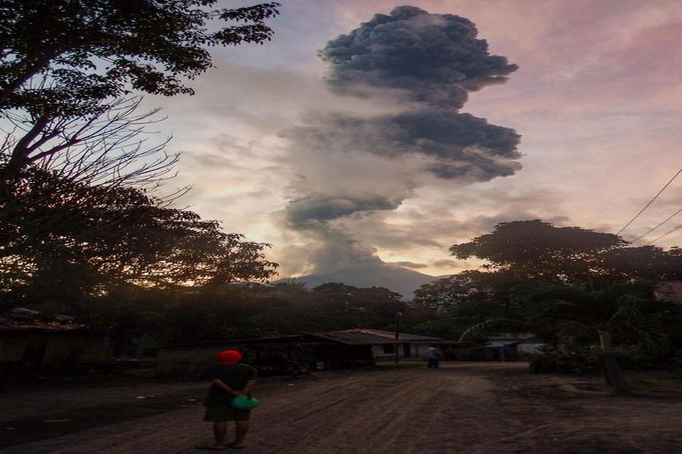 Kolom abu keluar dari kawah saat erupsi Gunung Lewotobi Laki-laki terlihat dari Desa Boru di Wulanggitang, Kabupaten Flores Timur, NTT, Selasa (8/7/2025). Berdasarkan data dari Pusat Vulkanologi dan Mitigasi Bencana Geologi (PVMBG) Badan Geologi Kementeri