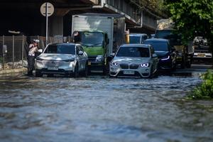 Akses jalan terganggu akibat banjir di Jakarta