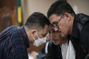 Mantan Jaksa Kejaksaan Negeri Jakarta Barat Azam Akhmad Akhsya (kiri) berbincang dengan penasihat hukumnya saat menjalani sidang tuntutan di Pengadila