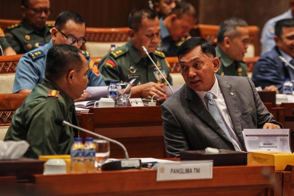 Menteri Pertahanan Sjafrie Sjamsoeddin (kanan) dan Panglima TNI Jenderal TNI Agus Subiyanto (kiri) bersiap mengikuti rapat kerja dengan Komisi I DPR RI di Kompleks Parlemen, Senayan, Jakarta, Rabu (9/7/2025). 
