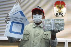 KPK tunjukkan barang bukti kasus korupsi pengadaan mesin EDC BRI