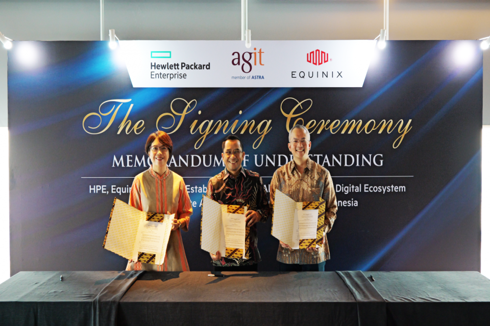 Hewlett Packard Enterprise (HPE), Equinix Inc (Equinix), dan PT Astra Graphia Information Technology (AGIT) menandatangani Nota Kesepahaman (MoU) kolaborasi strategis dalam menghadirkan solusi private cloud berbasis AI, Jakarta, 10 Juli 2025.