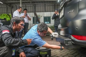 Uji emisi kendaraan di Kementerian Lingkungan Hidup