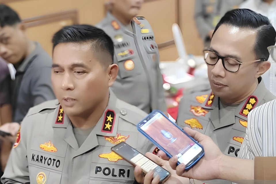 polisi ungkap fakta terbaru kematian diplomat arya, cctv rekam penjaga kos di depan kamar diplomat arya,