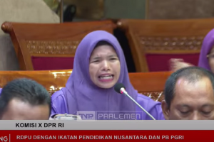 Guru honorer bernama Rerisa menangis saat mengadukan nasibnya ke Dewan Perwakilan Rakyat (DPR). 