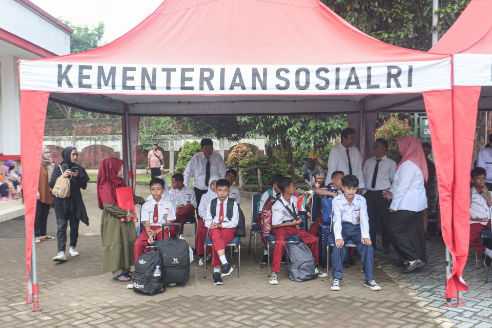 Sejumlah siswa menunggu untuk masuk ke dalam Sekolah Rakyat Menengah Pertama 6, Sentra Handayani, Bambu Apus, Jakarta Timur, Senin (14/7/2025).