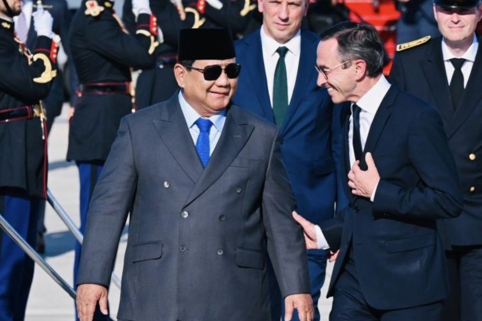 Presiden Prabowo Subianto (kiri) tiba di Bandar Udara Orly, Paris, Prancis, Minggu (13/7/2025), disambut oleh Menteri Dalam Negeri Prancis Bruno Retailleau (kanan). Presiden Prabowo berkunjung ke Paris untuk menghadiri parade militer hari nasional Prancis