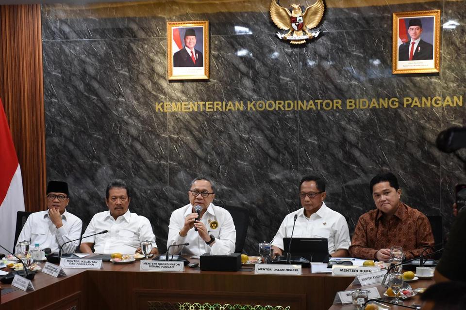 Menko Bidang Pangan Zulkifli Hasan (tengah) didampingi Menteri BUMN Erick Thohir (kanan), Mendagri Tito Karnavian (kedua kanan), Menteri Kelautan dan Perikanan Sakti Wahyu Trenggono (kedua kiri), dan Menteri Desa dan Pembangunan Daerah Tertinggal Yandri S
