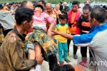Sejumlah warga bersama tim SAR gabungan mengevakuasi korban selamat kapal karam di Selat Sipora Kabupaten Kepulauan Mentawai, Sumatera Barat, Selasa (