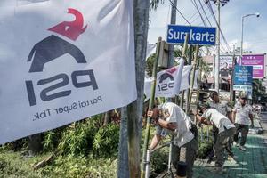 Penertiban atribut parpol melanggar aturan