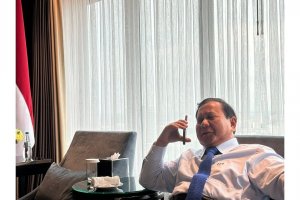 Presiden Prabowo Subianto saat menelepon Presiden Amerika Serikat Donald Trump.