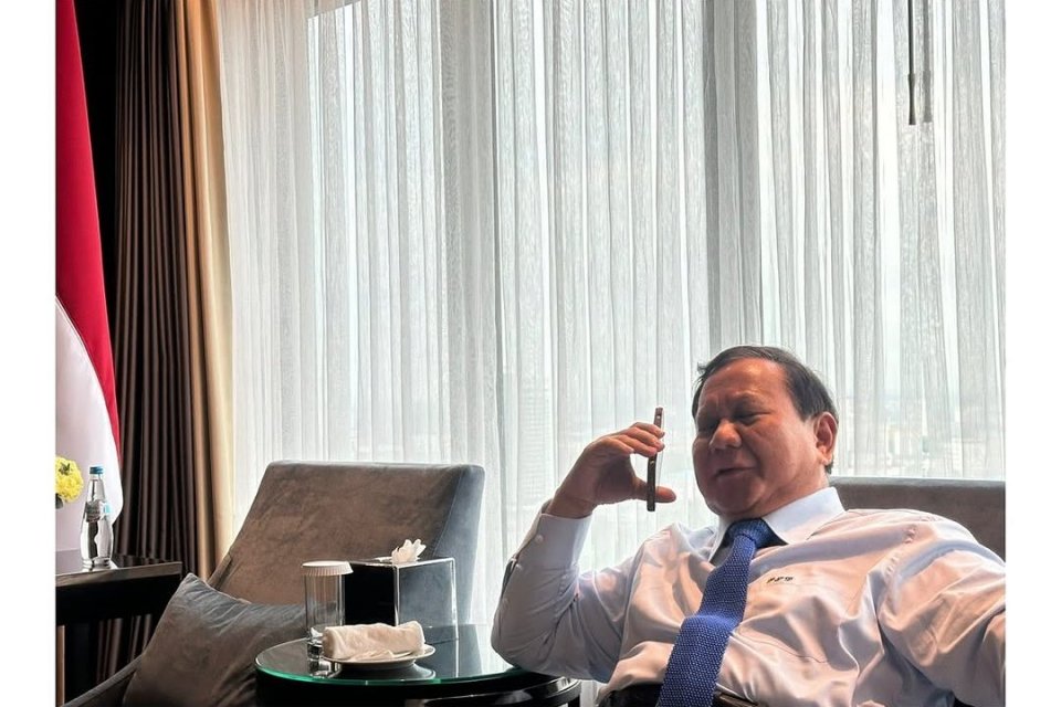 Presiden Prabowo Subianto saat menelepon Presiden Amerika Serikat Donald Trump. Foto: Instagram/Prabowo Subianto