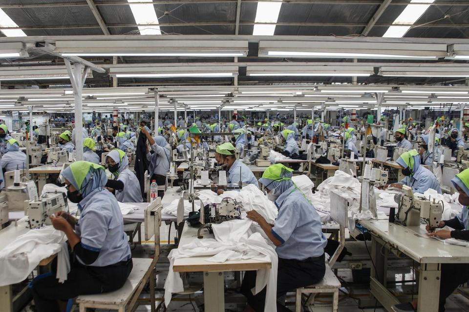 Pekerja menyelesaikan pesanan produk tekstil untuk ekspor di pabrik PT Sari Warna Asli Tekstil (Sari Warna) Solo, Jawa Tengah, Kamis (17/7/2025). Menteri Perindustrian (Menperin) Agus Gumiwang Kartasasmita menyatakan kesepakatan tarif resiprokal Amerika S