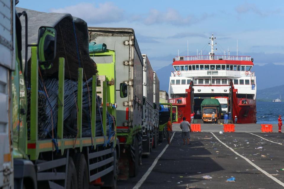 Sejumlah truk logistik antre memasuki kapal di Pelabuhan Bulusan Ketapang, Banyuwangi, Jawa Timur, Kamis (17/7/2025). Sejumlah sopir truk logistik mengaku antre hingga 18 jam karena keterbatasan kapal yang akan menyeberang ke Bali setelah 15 unit kapal di