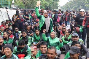 Demonstrasi pengemudi ojek online (ojol) yang tergabung dalam Unit Reaksi Cepat (URC) (Foto: Katadata/Fauza Syahputra)