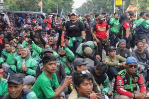 Demonstrasi pengemudi ojek online (ojol) yang tergabung dalam Unit Reaksi Cepat (URC) (Foto: Katadata/Fauza Syahputra)