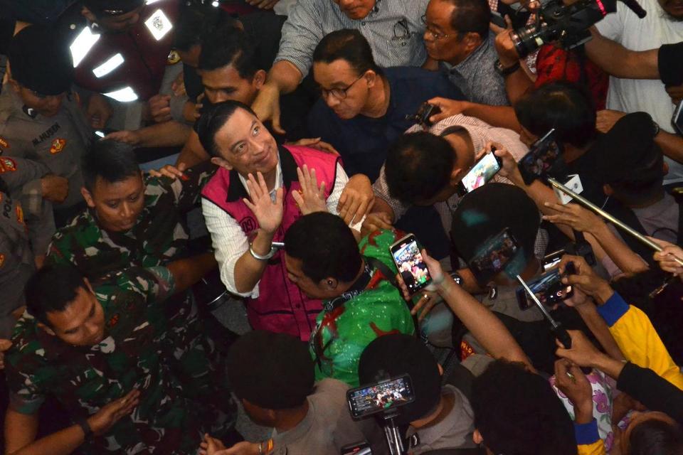 Terdakwa kasus dugaan korupsi impor gula, Thomas Trikasih Lembong atau Tom Lembong (tengah) melambaikan tangan usai pembacaan vonis di Pengadilan Tipikor, Jakarta, Jumat (18/7/2025). Majelis hakim menjatuhkan vonis empat tahun enam bulan penjara, denda Rp